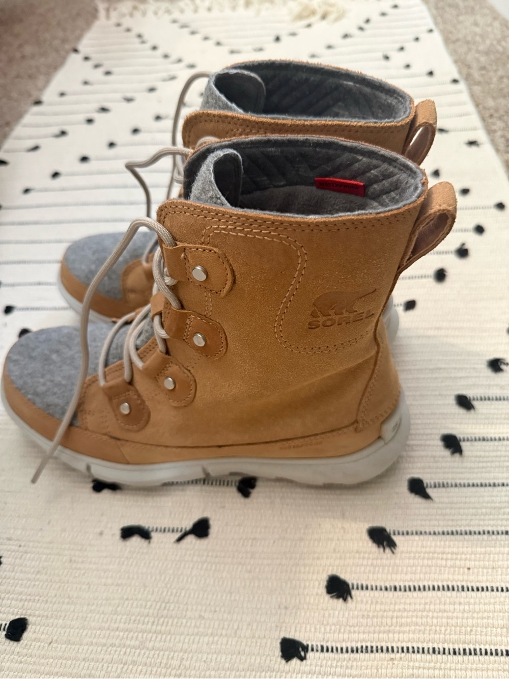 Sorel Women’s Tan Suede Lace-Up Boots with Gray Felt Collar new worn once